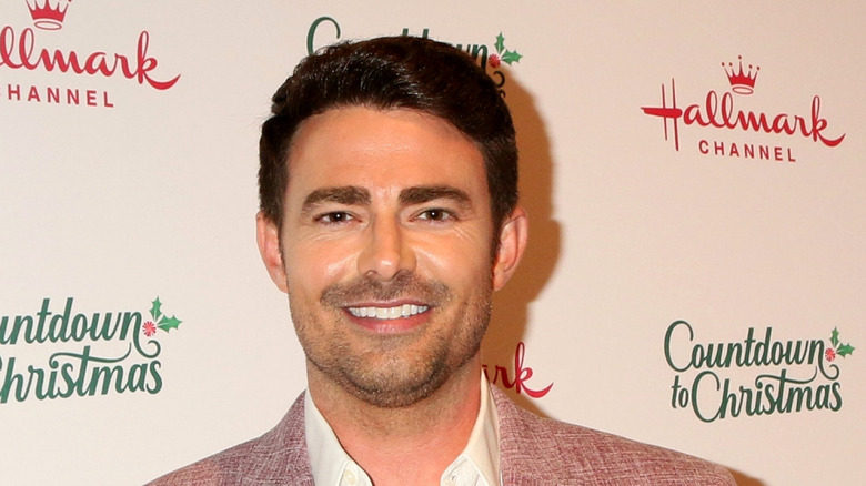 Jonathan Bennett smiling